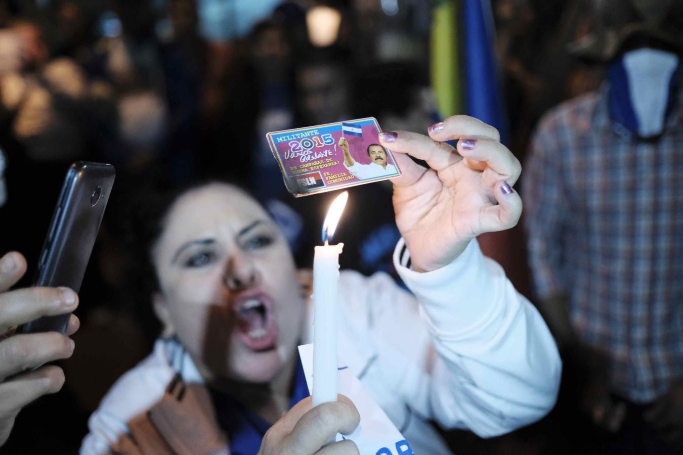 Decenas de nicaragüenses participan en una vigilia tras la muerte de más de 200 personas desde que empezaron las protestas, responsabilizando al gobierno de Daniel Ortega.