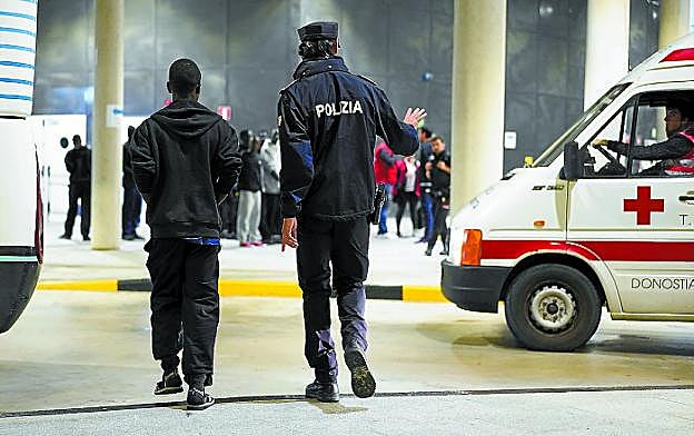 Uno de los malienses que llegaron desde Almería, en la estación de autobuses. 