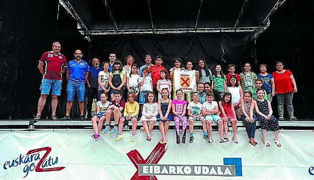Presentación. Organizadores y homenajeados, con la chavalería que llevará el bastón de mando en la tamborrada.
