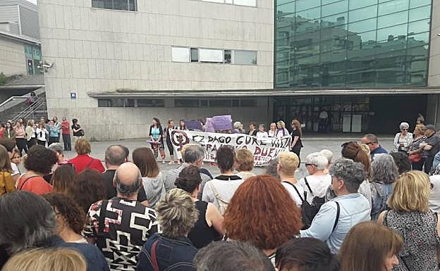 Protesta en los juzgados de Irun. 