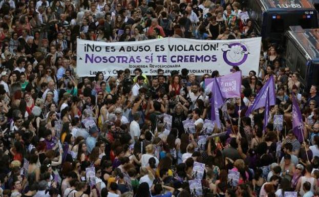 Miles de manifestantes protestan contra la libertad de 'La Manada'