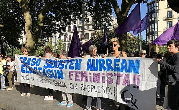 El acto en San Sebastián para protestar por la puesta en libertad de los miembros de'La Manada'