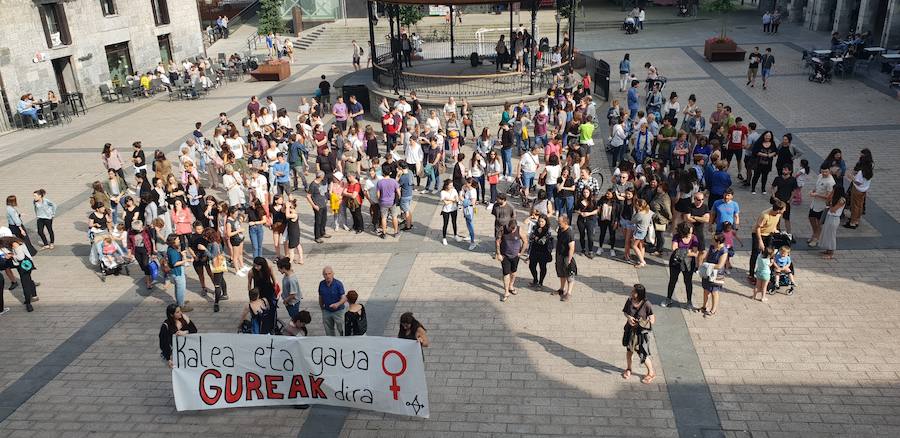 Miles de personas han salido este viernes a las calles en las principales localidades de Gipuzkoa para protestar por la libertad provisional de los cinco miembros de 'La Manada', que ya han abandonado la cárcel.