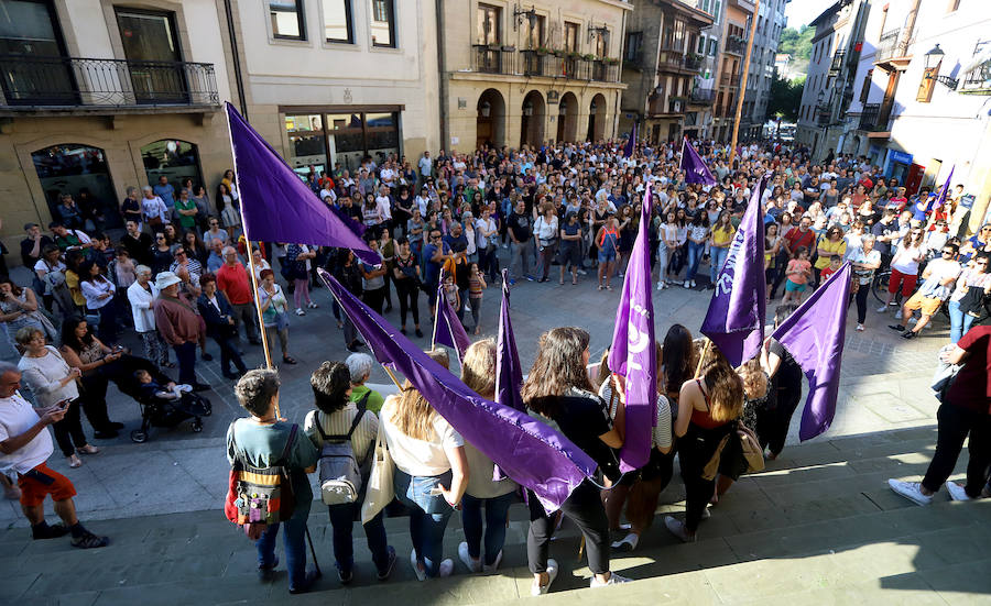 Miles de personas han salido este viernes a las calles en las principales localidades de Gipuzkoa para protestar por la libertad provisional de los cinco miembros de 'La Manada', que ya han abandonado la cárcel.