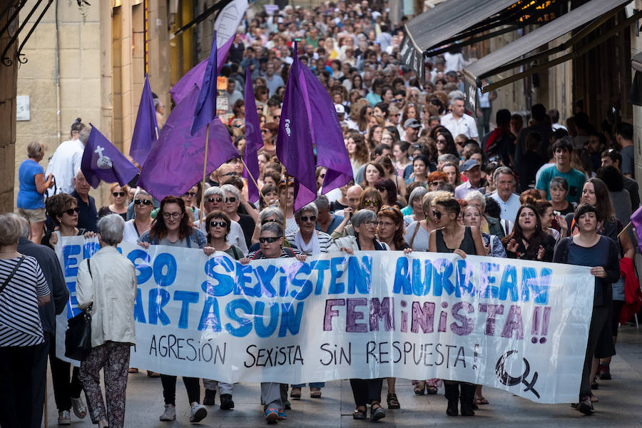 Miles de personas han salido este viernes a las calles en las principales localidades de Gipuzkoa para protestar por la libertad provisional de los cinco miembros de 'La Manada', que ya han abandonado la cárcel.