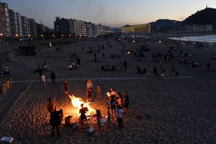 En San Sebastián, diecisiete hogueras se encendieron en los barrios de la ciudad para celebrar el solsticio de verano