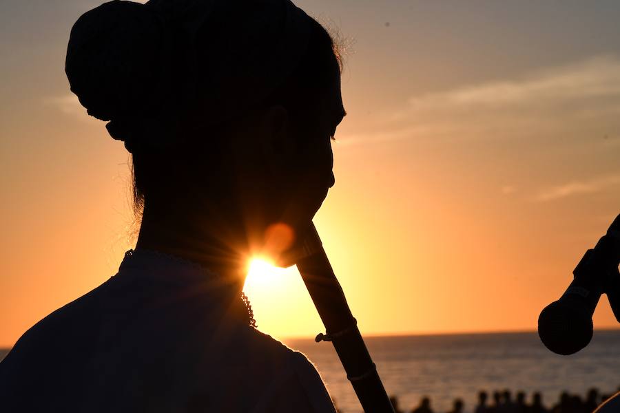 En San Sebastián, diecisiete hogueras se encendieron en los barrios de la ciudad para celebrar el solsticio de verano