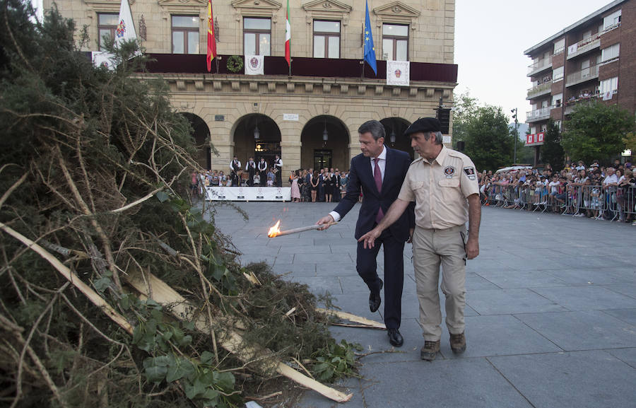 La plaza de San Juan fue el lugar de reunión de cientos de iruneses e irunesas, que dieron la bienvenida a las fiestas de San Pedro y San Marcial 2018