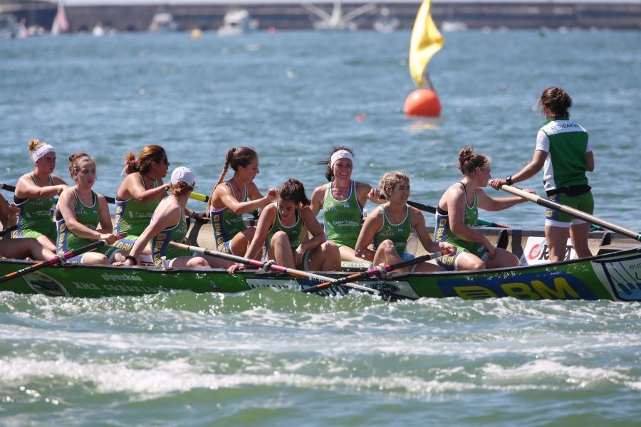 Las bateleras superan a la Txiki en 13.52 y Arraun Lagunak y Hondarribia se hacen fuertes por detrás