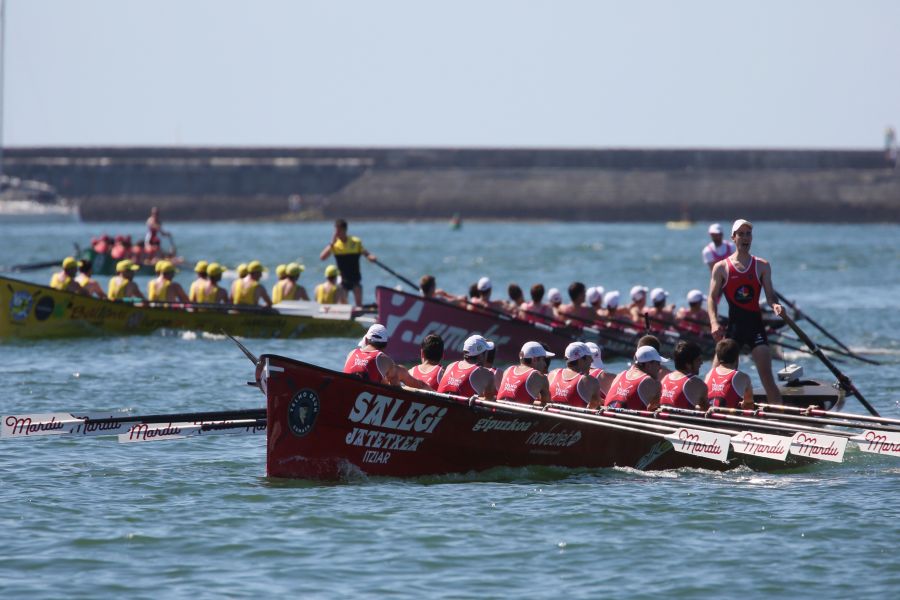 Getaria se llevó la honrilla en Donibane Lohizune pero la gloria fue para Deusto-Bilbao. La Esperantza se impuso en la tanda de honor tras sufrir en los tres largos de ida y gozar en los tres de popare, pero no pudo remontar el mejor registro de la Tomatera en la segunda serie. 