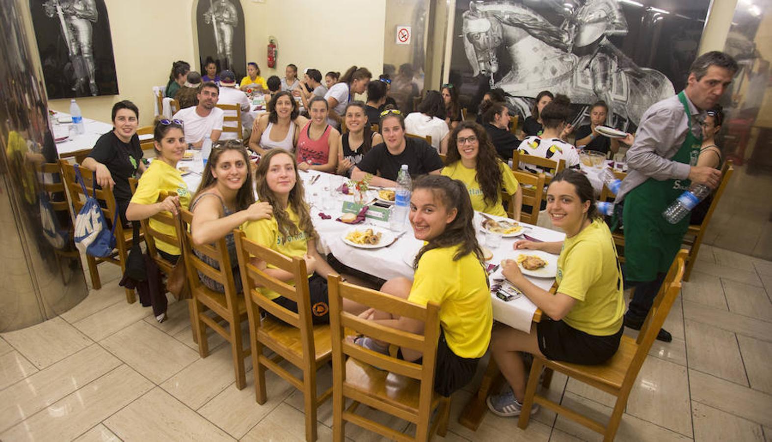 La comida de cuadrillas y diferentes actividades sirvieron de aperitivo para el arranque de las fiestas