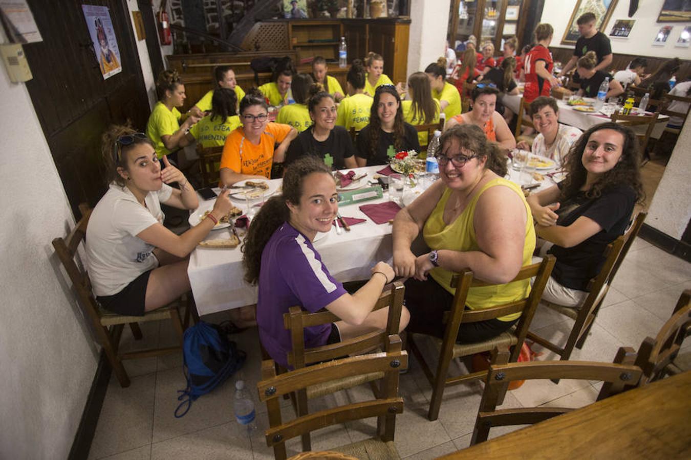 La comida de cuadrillas y diferentes actividades sirvieron de aperitivo para el arranque de las fiestas