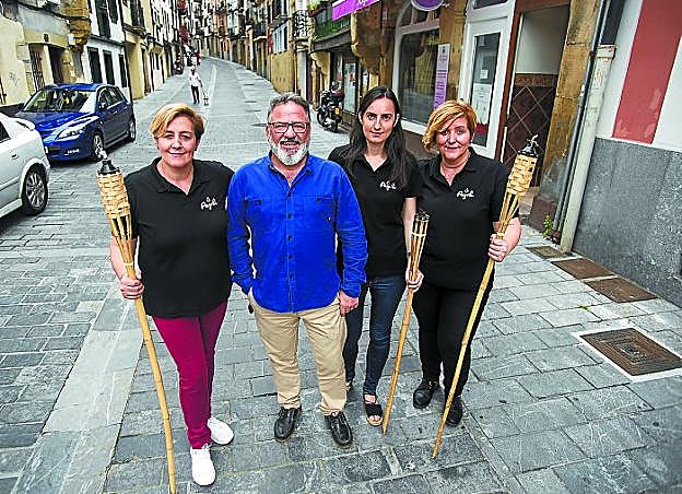 Rosa Marcos, Paco Carrillo, Amaia de la Fuente y Mertxe Marcos, en la calle Larretxipi. 
