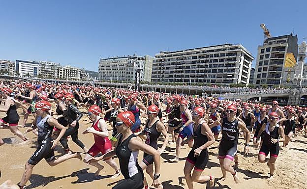 El Triatlón Popular de la Mujer fue multitudinario. 
