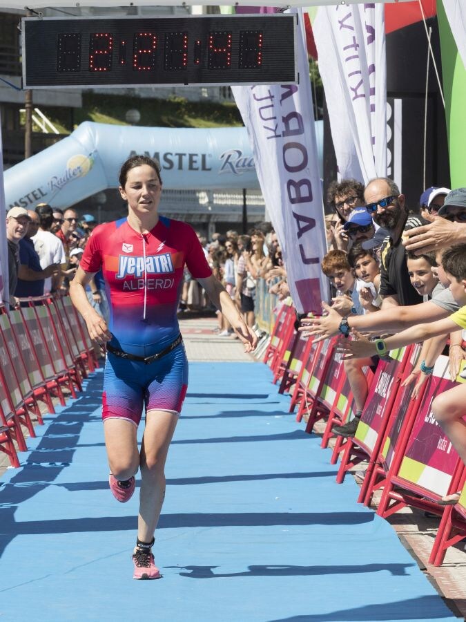 El albaceteño de 24 años David Castro se metió en el bolsillo a la entregada y numerosa afición donostiarra que aplaudió con entusiasmo eltriunfo del triatleta en el 33 Memorial Onditz disputado este domingo.