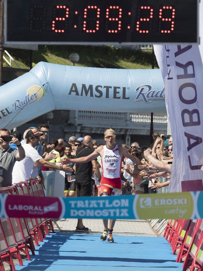 El albaceteño de 24 años David Castro se metió en el bolsillo a la entregada y numerosa afición donostiarra que aplaudió con entusiasmo eltriunfo del triatleta en el 33 Memorial Onditz disputado este domingo.