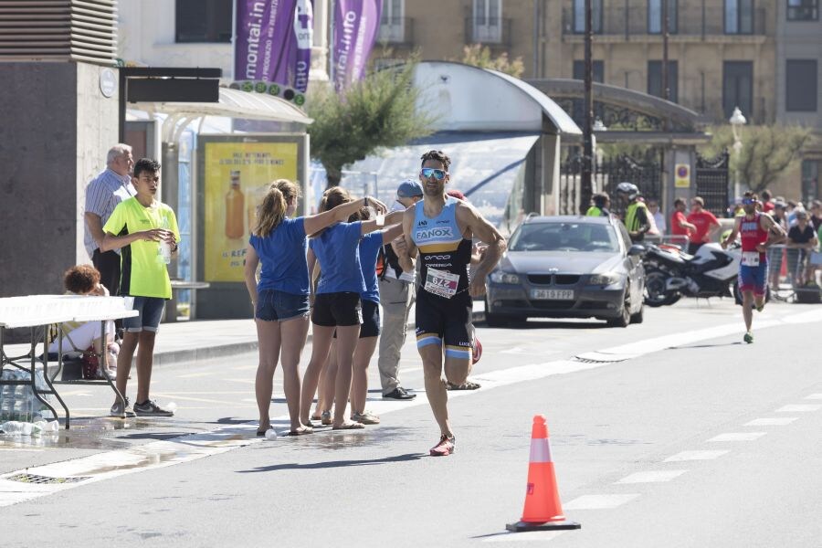 El albaceteño de 24 años David Castro se metió en el bolsillo a la entregada y numerosa afición donostiarra que aplaudió con entusiasmo eltriunfo del triatleta en el 33 Memorial Onditz disputado este domingo.