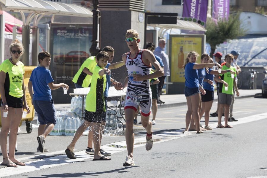 El albaceteño de 24 años David Castro se metió en el bolsillo a la entregada y numerosa afición donostiarra que aplaudió con entusiasmo eltriunfo del triatleta en el 33 Memorial Onditz disputado este domingo.