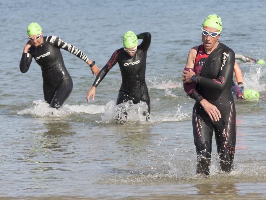 El albaceteño de 24 años David Castro se metió en el bolsillo a la entregada y numerosa afición donostiarra que aplaudió con entusiasmo eltriunfo del triatleta en el 33 Memorial Onditz disputado este domingo.