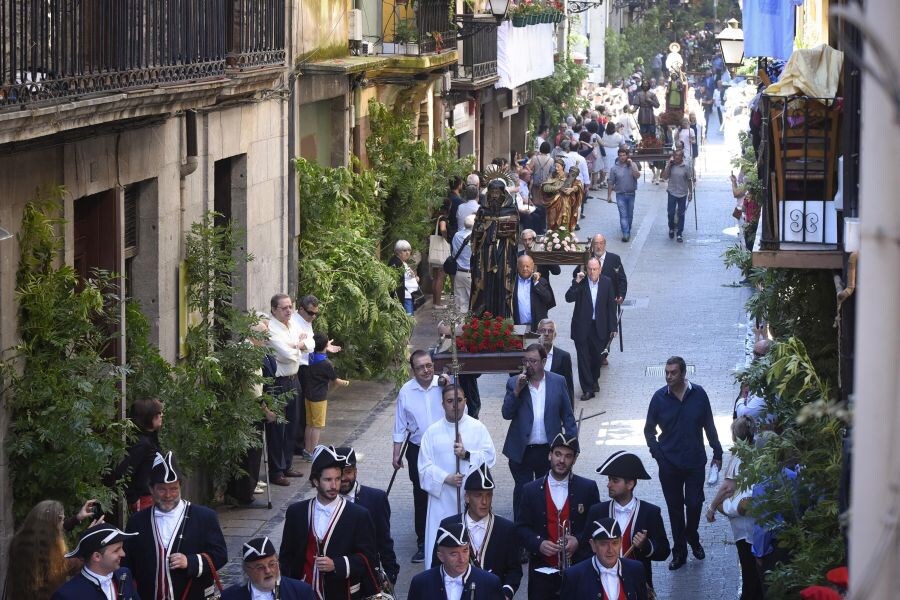 El día más festivo del año llega aderezado por la buena climatología y ha contado con la participación de 1.500 personas en el Alarde. 