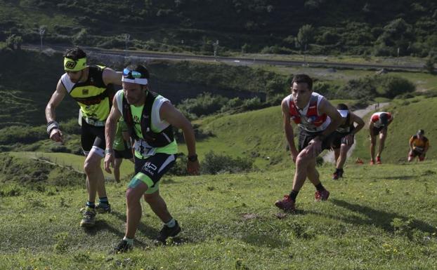 Participantes en el Zumaia Flysch Trail. 