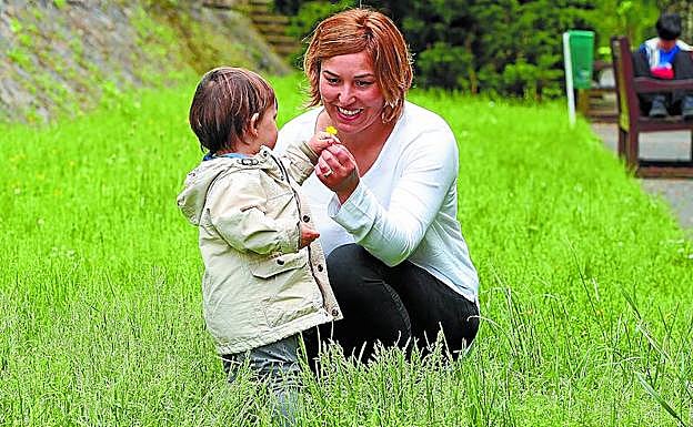 Arrate Anguita y su pequeño Enaitz, de 21 meses, forman una feliz y orgullosa familia de dos en Errenteria. 