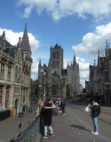 Imagen secundaria 2 - En la imagen superior, la esquina célebre de Brujas, un canto a la belleza. Debajo, centro monumental de Lovaina y Gante.