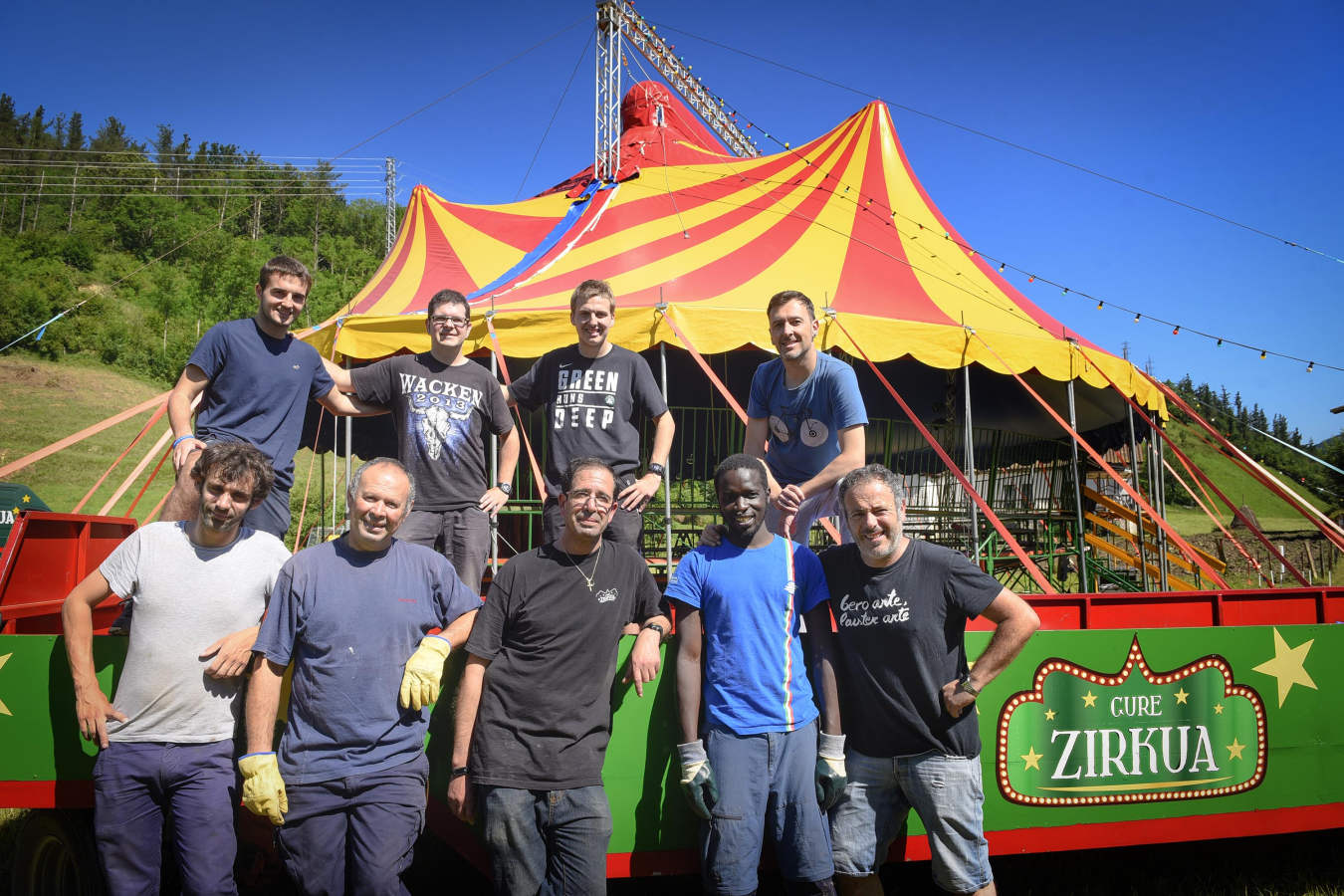 La carpa que hasta ahora ha estado instalada en la plaza de toros de Tolosa, desde el lunes se encuentra en Amezketa, la primera parada de una tournée de verano a la que le sucederá una larga lista de fechas y municipios de todo el País Vasco que irá anunciando conforme se aproximan a las localidades.