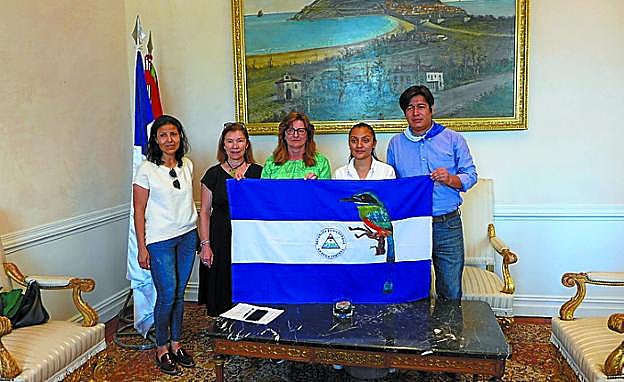 La delegación fue recibida ayer en San Sebastián. 