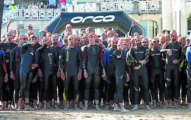 Los triatletas del Memorial Onditz se disponen a tomar la salida el pasado domingo en la playa de La Concha. 
