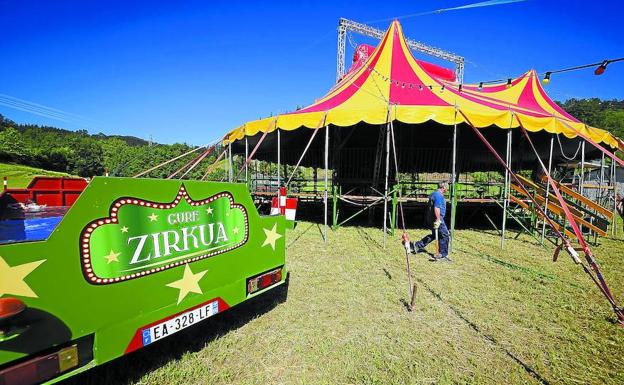 El equipo de Gure Zirkua ultima los detalles durante el montaje de la carpa. 