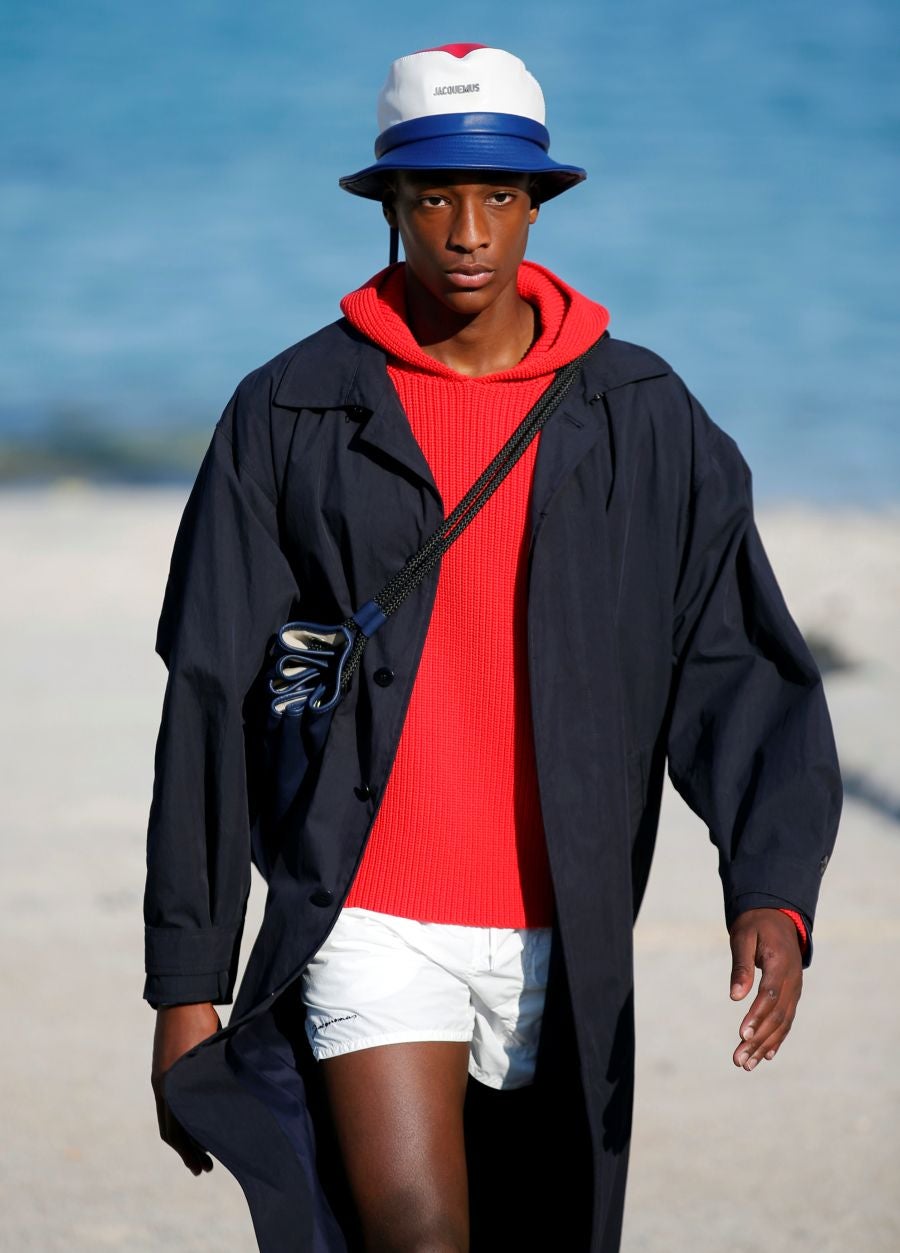 Jacquemus presenta su primera colección masculina en una playa cerca de Marsella