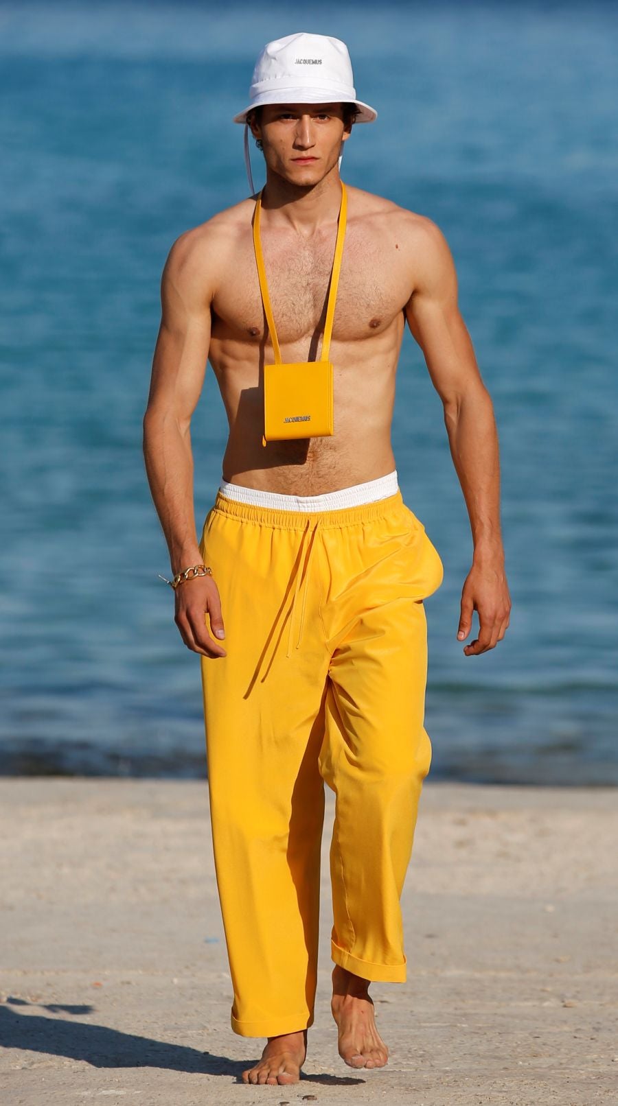 Jacquemus presenta su primera colección masculina en una playa cerca de Marsella