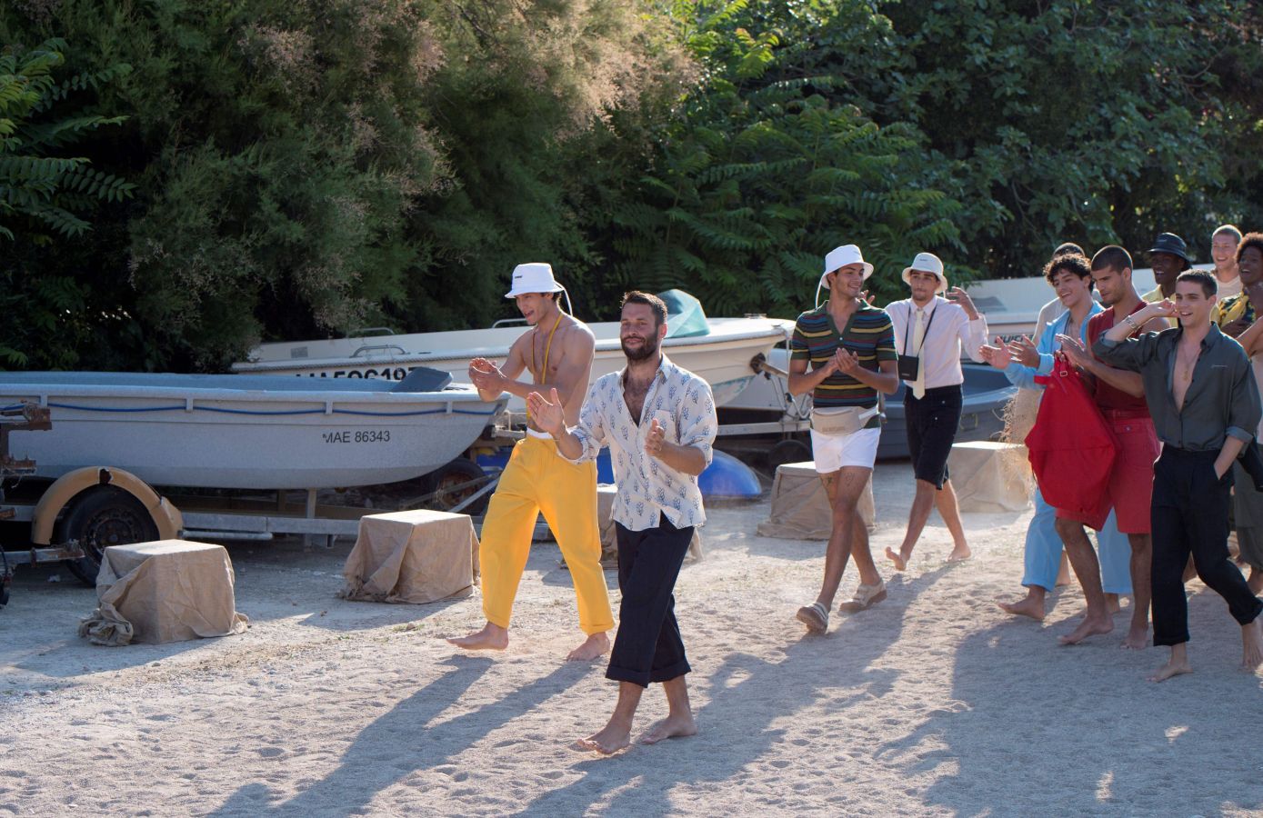Jacquemus presenta su primera colección masculina en una playa cerca de Marsella