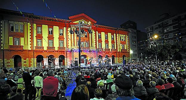 Música. El concierto del Trío Medianoche, Sostoa y Koru Gaztea abrió el fin de semana con un escenario poco habitual. 