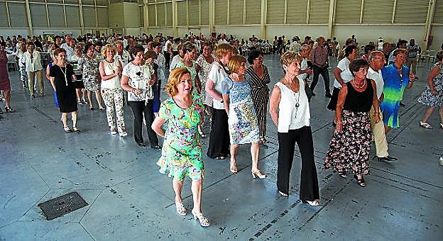 La Orquesta Tsunami hizo vibrar con diferentes clásicos de la música a los 750 asistentes que se reunieron en el pabellón numero 3 de Ficoba.
