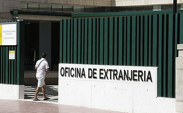 Un ciudadano entra en una oficina de extranjería.