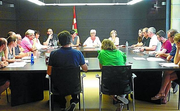 En el Palacio Arizabalo. La corporación municipal reunida en Pleno a últimas horas de la tarde del martes. 