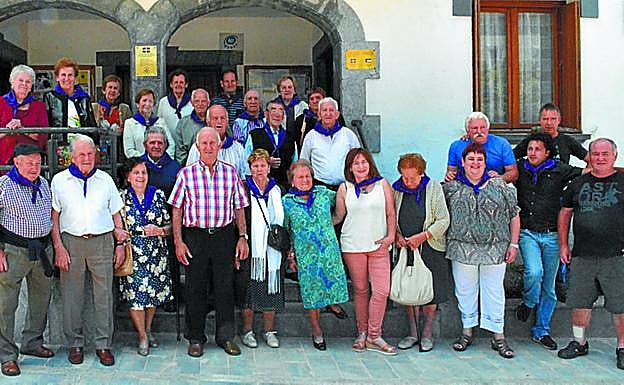 Dantzari txikiek jubilatuei dantza egin zieten. 