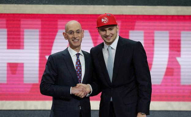 Doncic fue elegido en el número tres del Draft de la NBA por los Atlanta Hawks. 