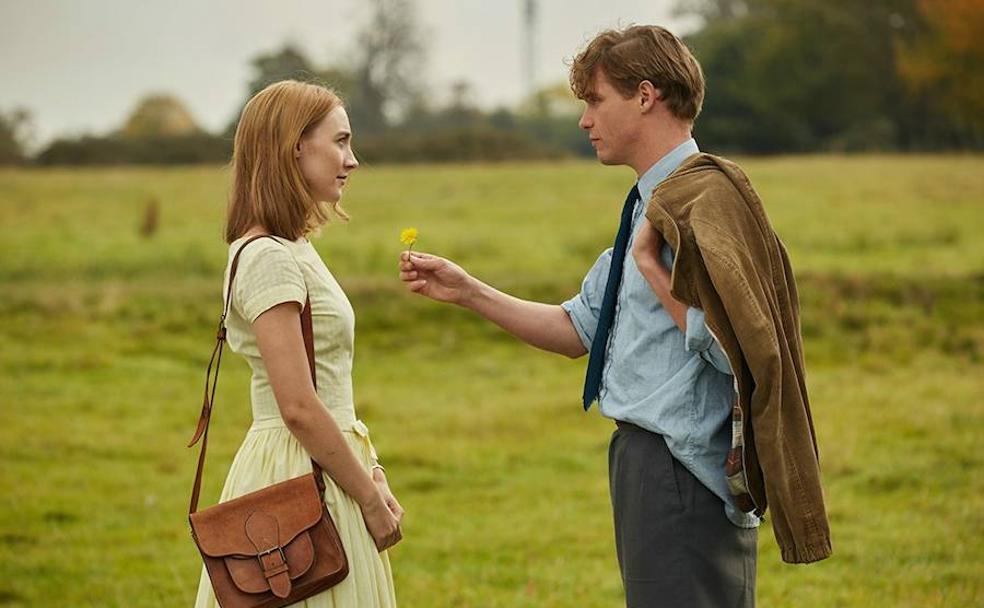 Saoirse Ronan y Billy Howle son los protagonistas de 'En la playa de Chesil' (2018).