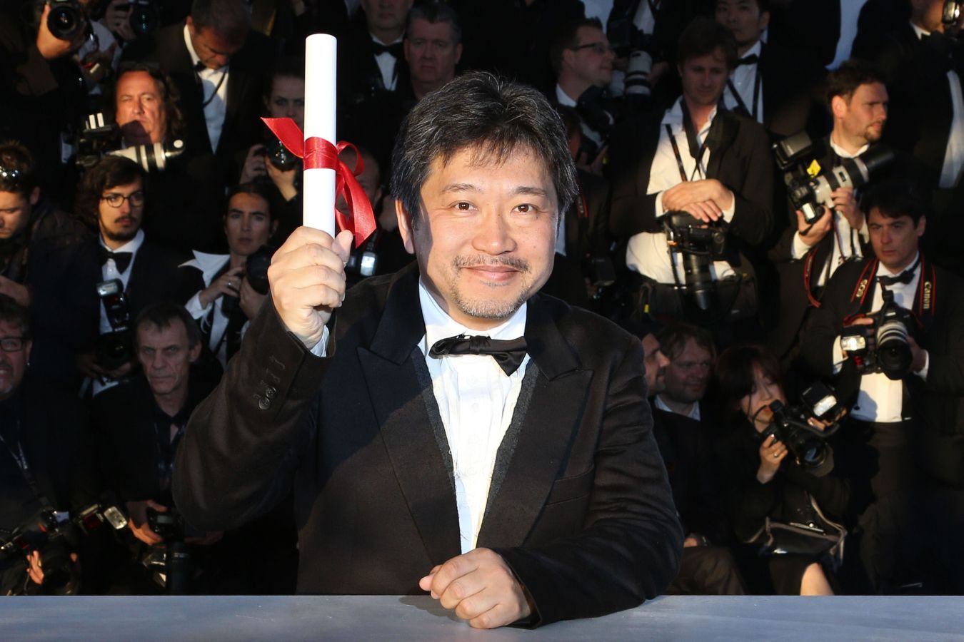 El director japonés posa tras recibir el premio del jurado en el 66 Festival de Cannes.