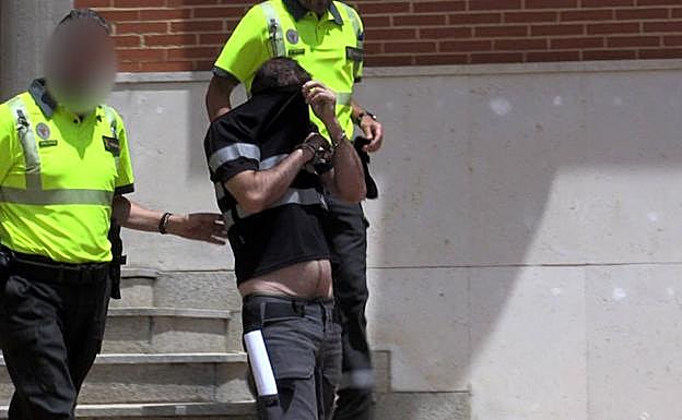 El detenido sale del juzgado para ingresar en prisión