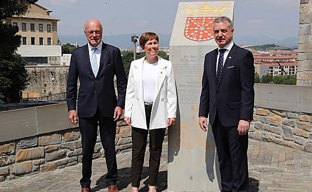 Alain Rousset, Uxue Barkos e Iñigo Urkullu, este viernes en Pamplona. 