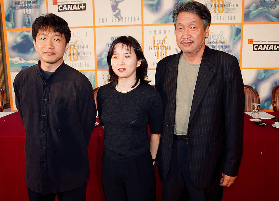 Los responsables de la película 'After life' posando en el Festival de Cine en 1998.