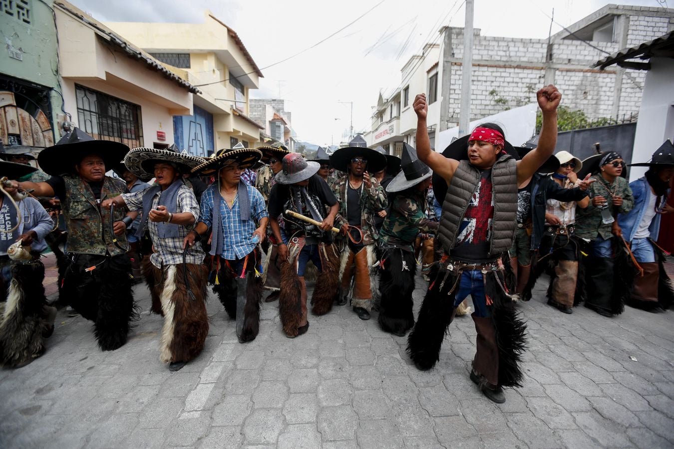 Comunidades indígenas celebran la fiesta del solsticio de verano y de las cosechas con un baile de zapateo.