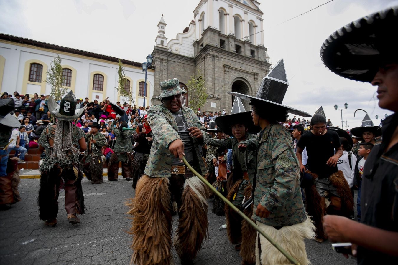 Comunidades indígenas celebran la fiesta del solsticio de verano y de las cosechas con un baile de zapateo.