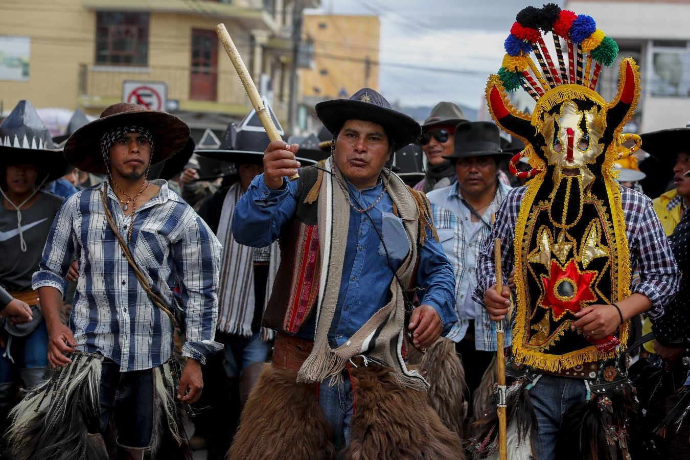 Comunidades indígenas celebran la fiesta del solsticio de verano y de las cosechas con un baile de zapateo.