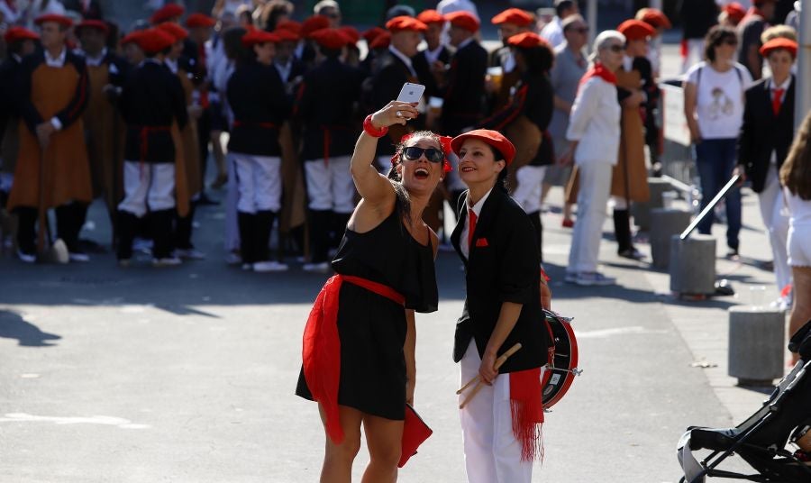 El Alarde público ha contado con el apoyo de la la adjunta del Ararteko, Julia Hernández, de la directora de Emakunde, Izaskun Landaida, la portavoz de EH Bildu en el Parlamento vasco, Maddalen Iriarte, así como de representantes de PSE-EE Ezker Anitza-IU y Podemos
