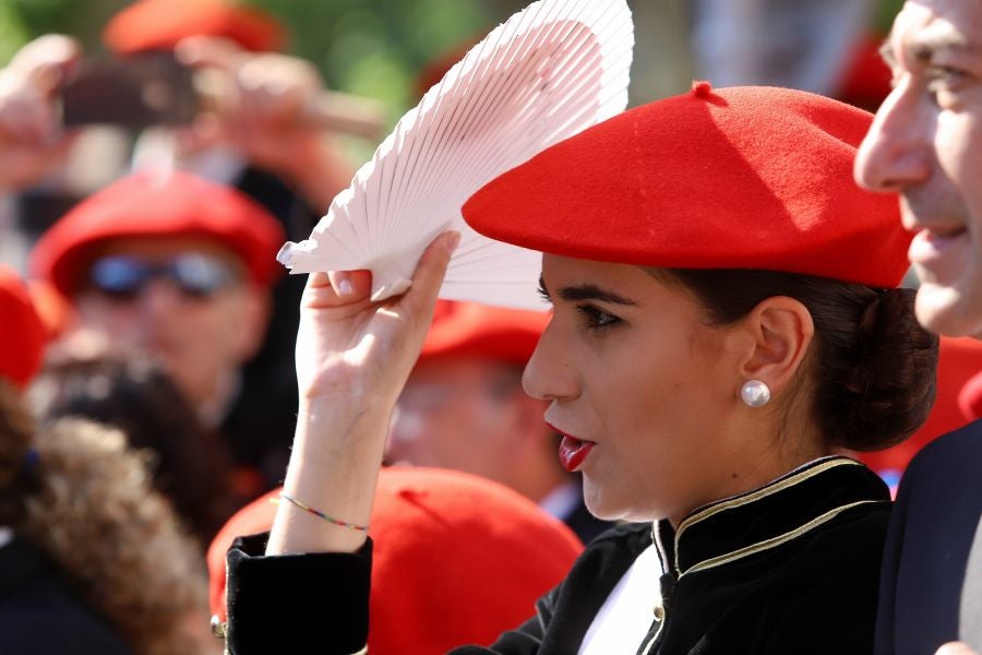 El Alarde público ha contado con el apoyo de la la adjunta del Ararteko, Julia Hernández, de la directora de Emakunde, Izaskun Landaida, la portavoz de EH Bildu en el Parlamento vasco, Maddalen Iriarte, así como de representantes de PSE-EE Ezker Anitza-IU y Podemos